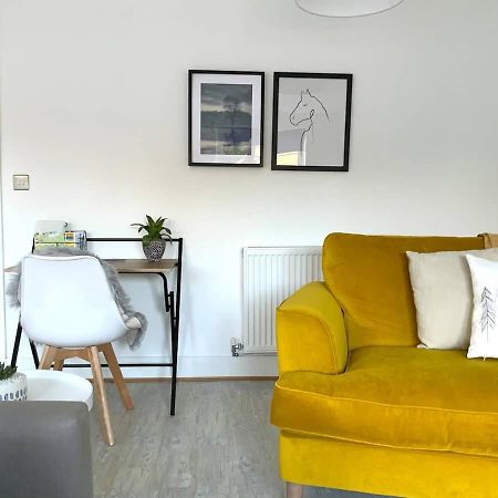 Stylish & Spacious 3 Bed House With 2 Free Car Parking Spaces Villa Appledram Exterior photo