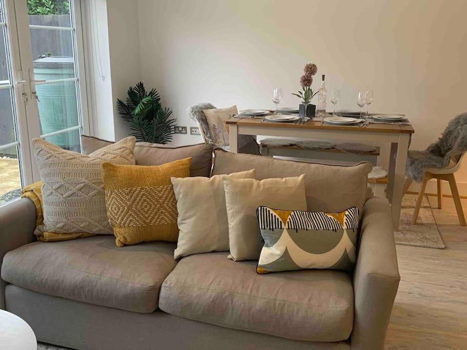 Stylish & Spacious 3 Bed House With 2 Free Car Parking Spaces Villa Appledram Exterior photo