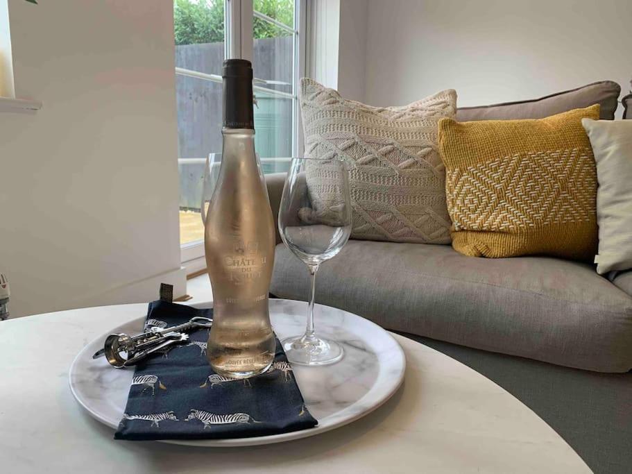 Stylish & Spacious 3 Bed House With 2 Free Car Parking Spaces Villa Appledram Exterior photo