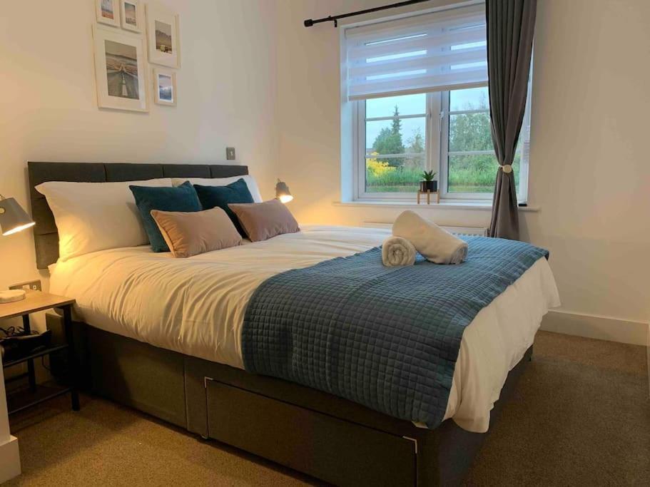Stylish & Spacious 3 Bed House With 2 Free Car Parking Spaces Villa Appledram Exterior photo