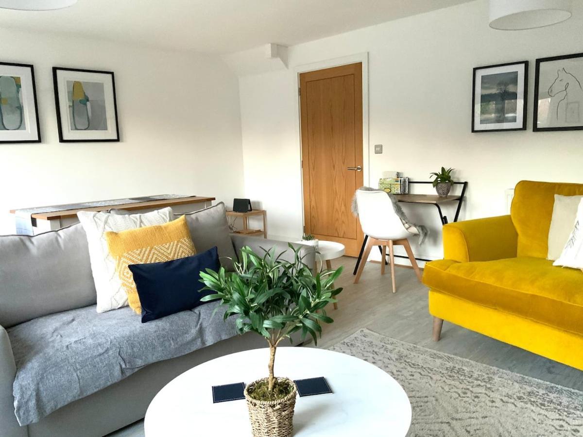 Stylish & Spacious 3 Bed House With 2 Free Car Parking Spaces Villa Appledram Exterior photo